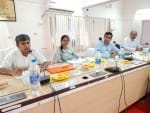कलेक्ट्रेट सभागार में बैठक करते नीति आयोग के एडिशनल सेक्रेटरी संतोष यादव।
