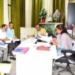 बैठक लेती मंत्री रेखा आर्य