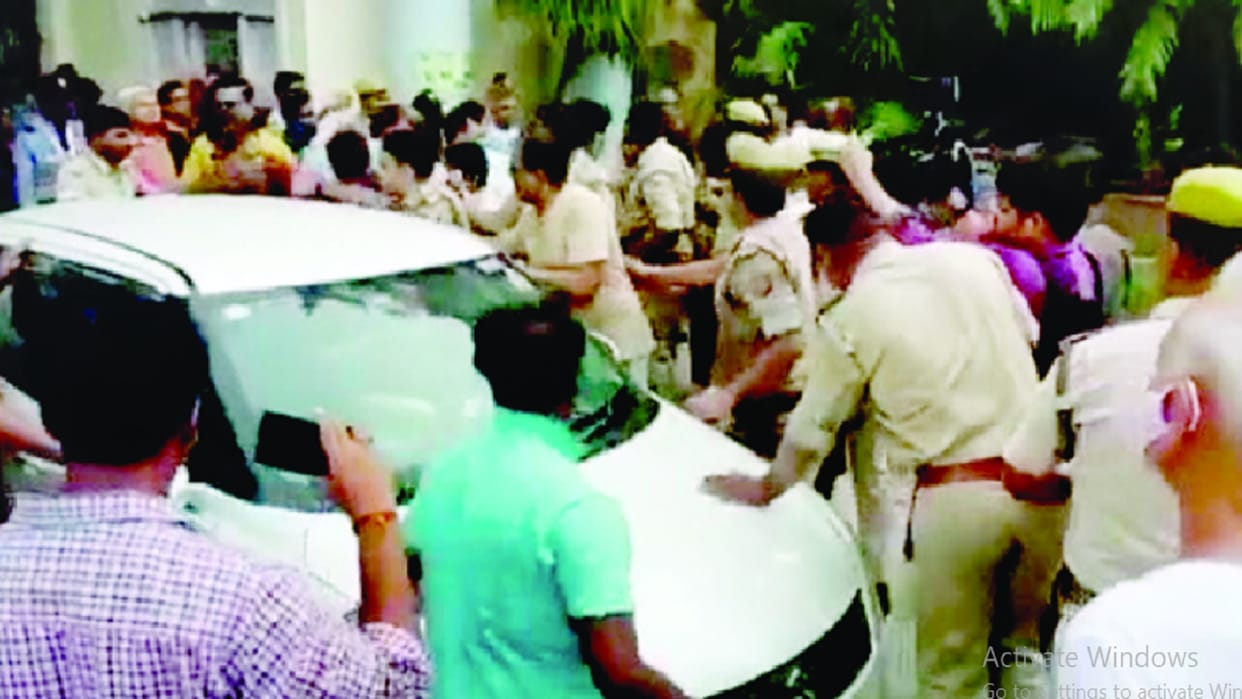 Clashes between Noida and Chhattisgarh Police for the arrest of the anchor 