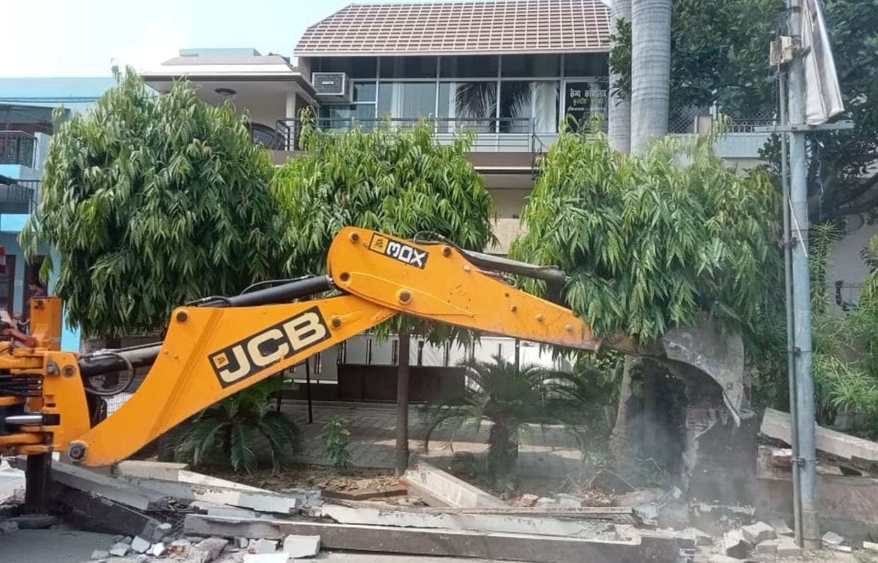 Bulldozer roared on illegal possession of influential people