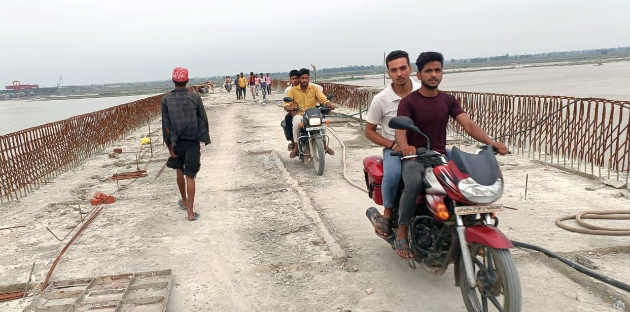 Traffic started on Kamhariyaghat bridge even before its launch