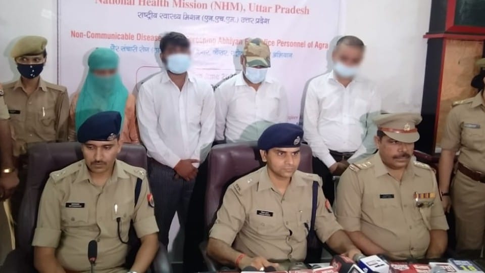 girl and three lawyers arrested for blackmailing by false sexual assault case in agra