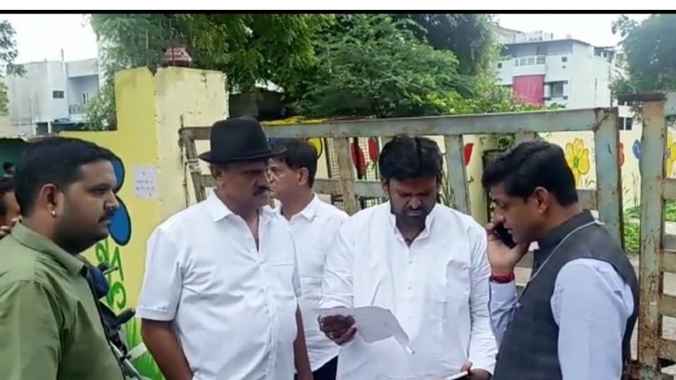 Indore News: Bhargava-Shukla arrived on the information of dispute, respecting each other and hugging, photos taken together