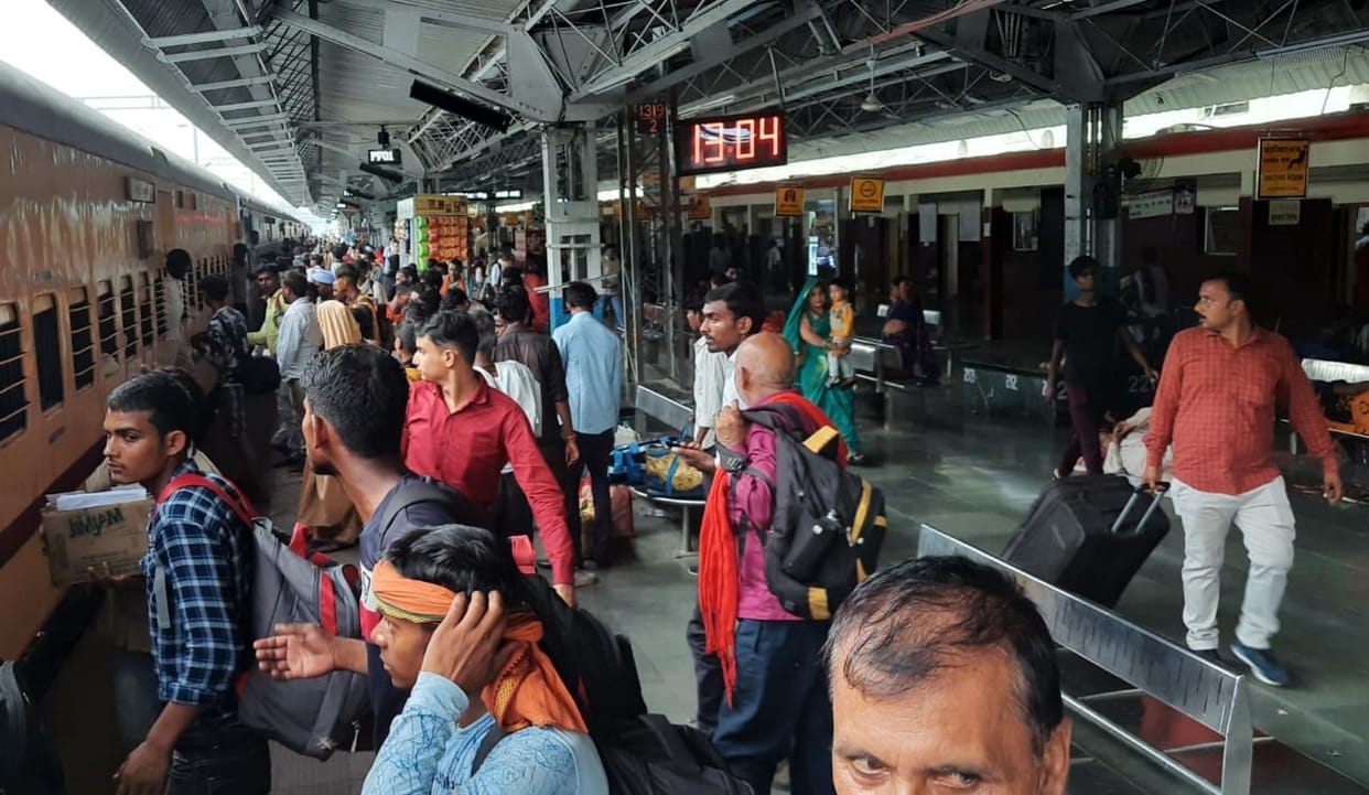 Banda: Due to cancellation of trains, crowd of people who canceled tickets