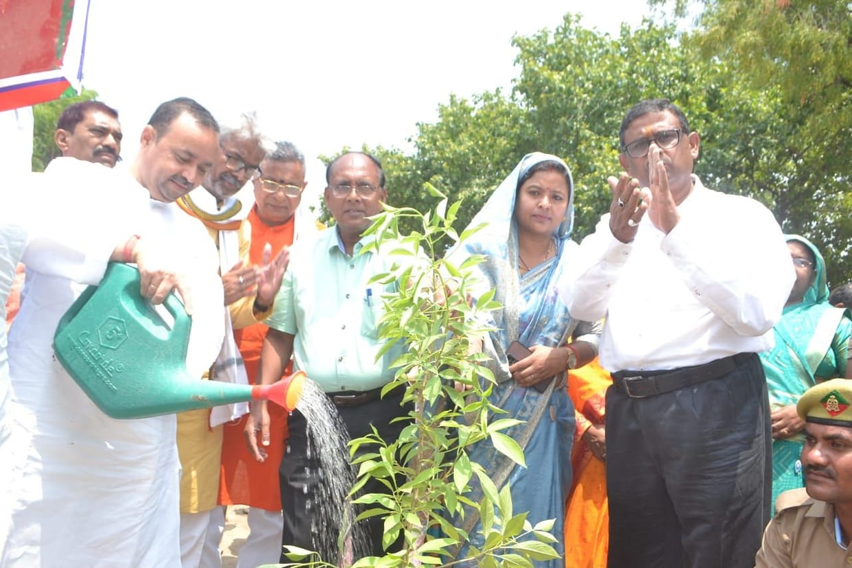 Banda: Many political lotuses have bloomed in Bundelkhand, now feed the lotus of nature too