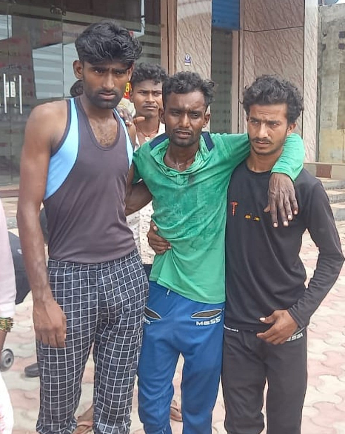 Three e-rickshaws blown up outside the school due to car collision, ten injured