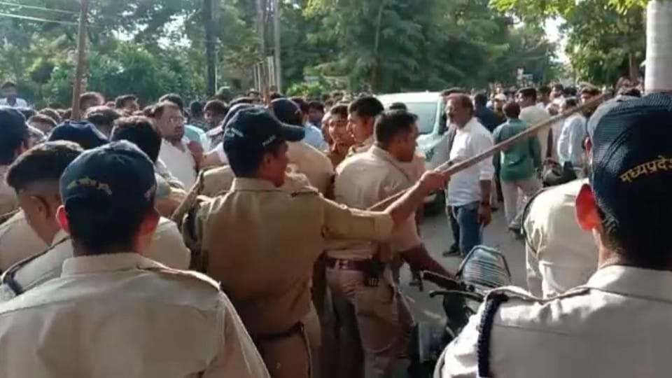 Indore News: BJP councilor candidate's car stopped, BJP-Congress workers clashed, Congressman was beaten up in the booth, violent clashes took place at many places