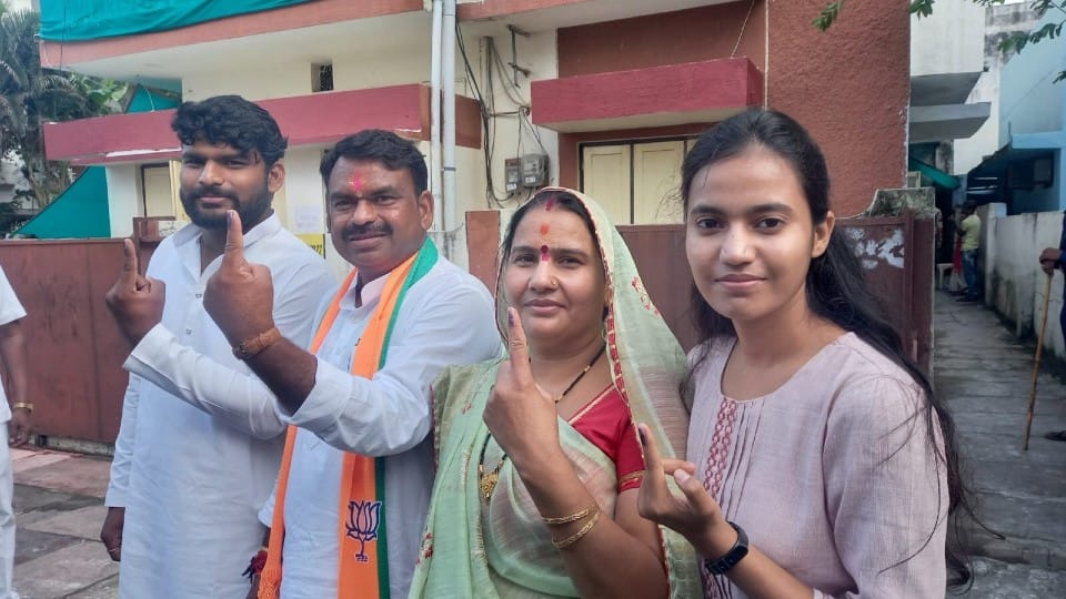Ujjain News: Someone else cast a woman's vote, BJP-Congress workers clashed, BJYM leader accused of making video while voting