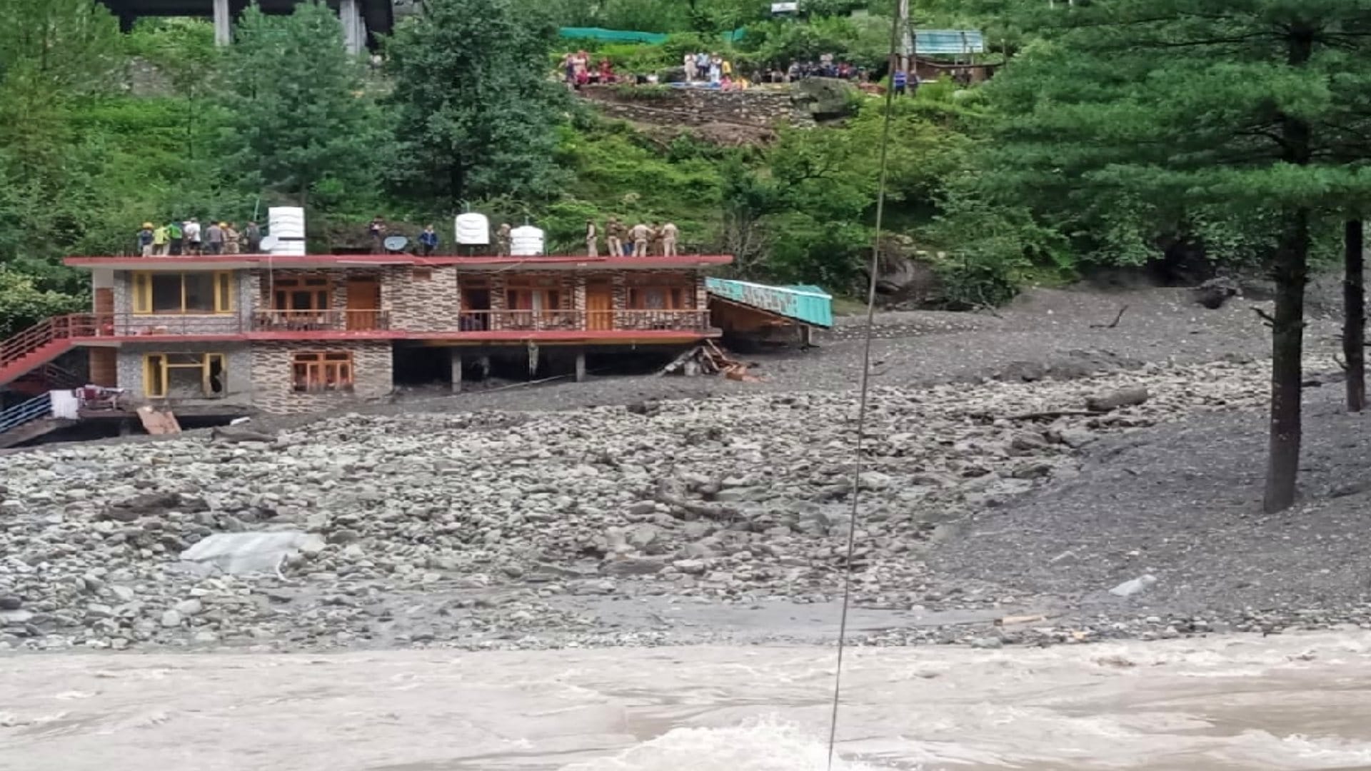 Heavy devastation due to cloudburst in Himachal's Kullu, one phone call saved hundreds of lives like this