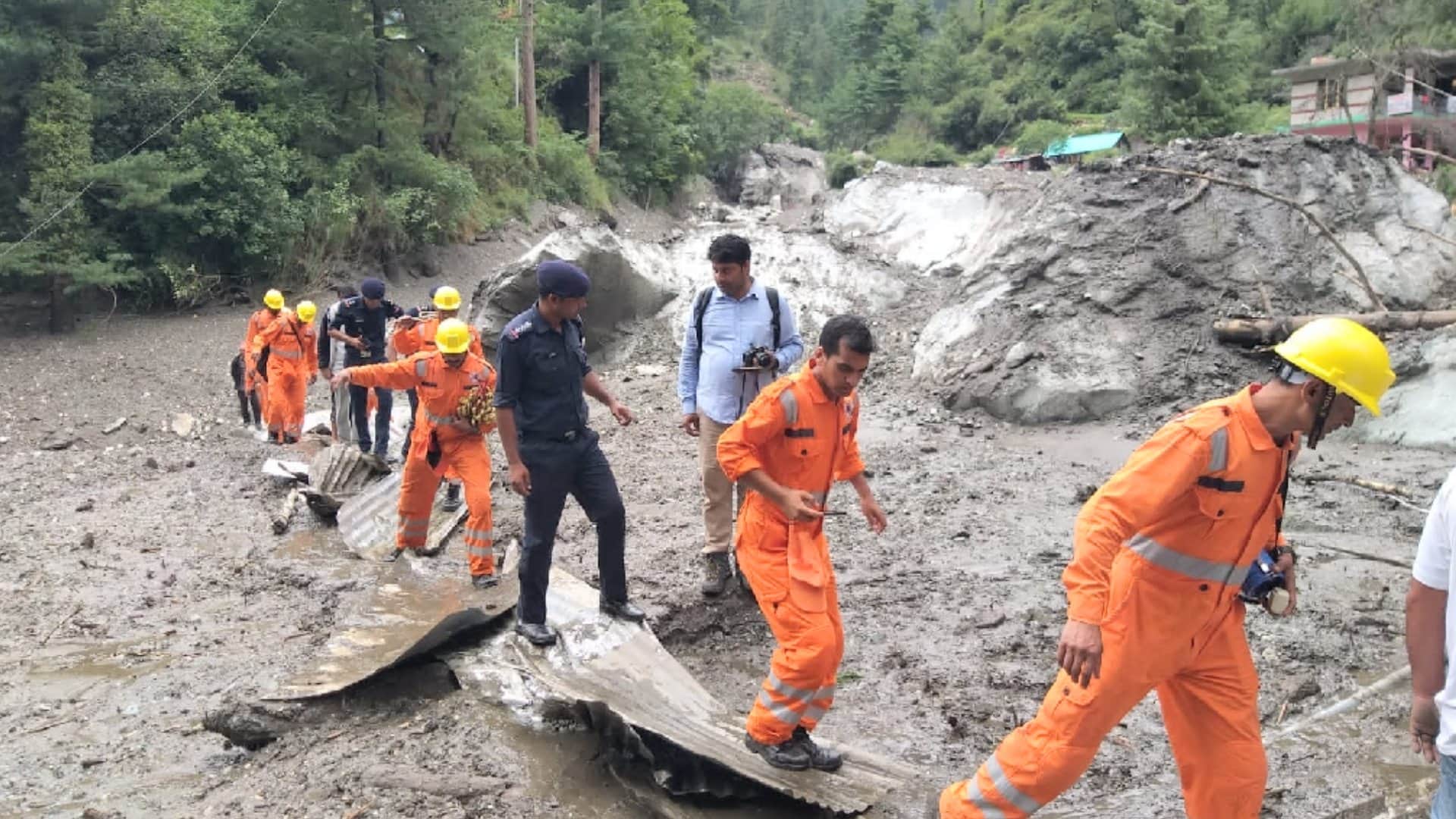 Heavy devastation due to cloudburst in Himachal's Kullu, one phone call saved hundreds of lives like this