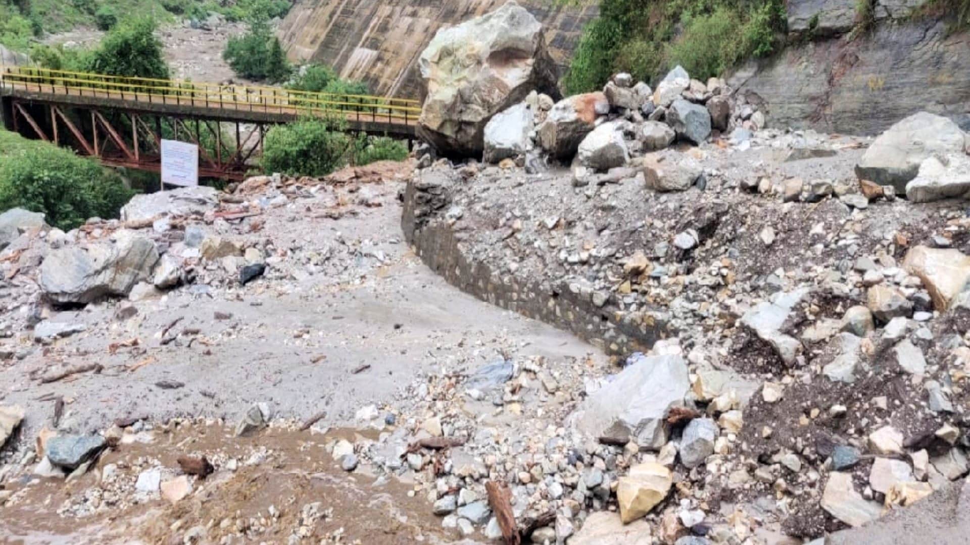 Heavy devastation due to cloudburst in Himachal's Kullu, one phone call saved hundreds of lives like this