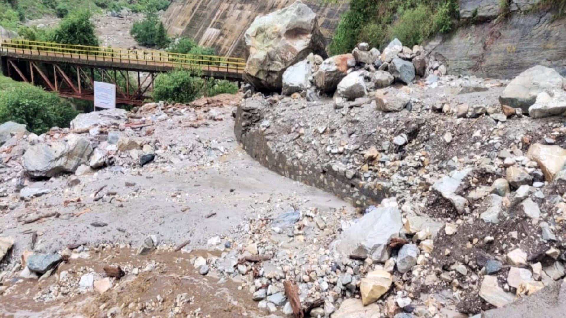 Heavy devastation due to cloudburst in Himachal's Kullu, one phone call saved hundreds of lives like this