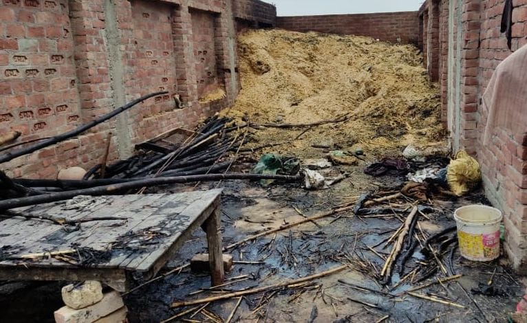 hardoi news, House fire, household ashes including cash