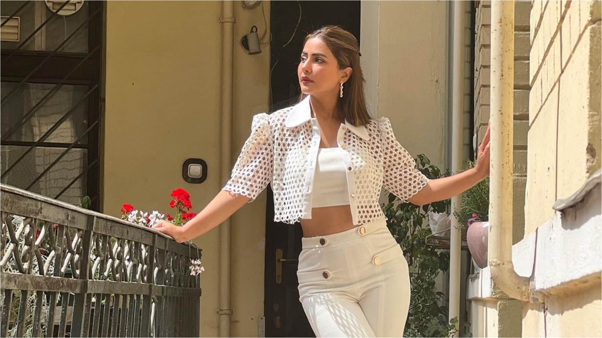 TV Actress Hina Khan's Glamorous Look in White Bell Bottom Dress Photo Shared on Social Media News in Hindi