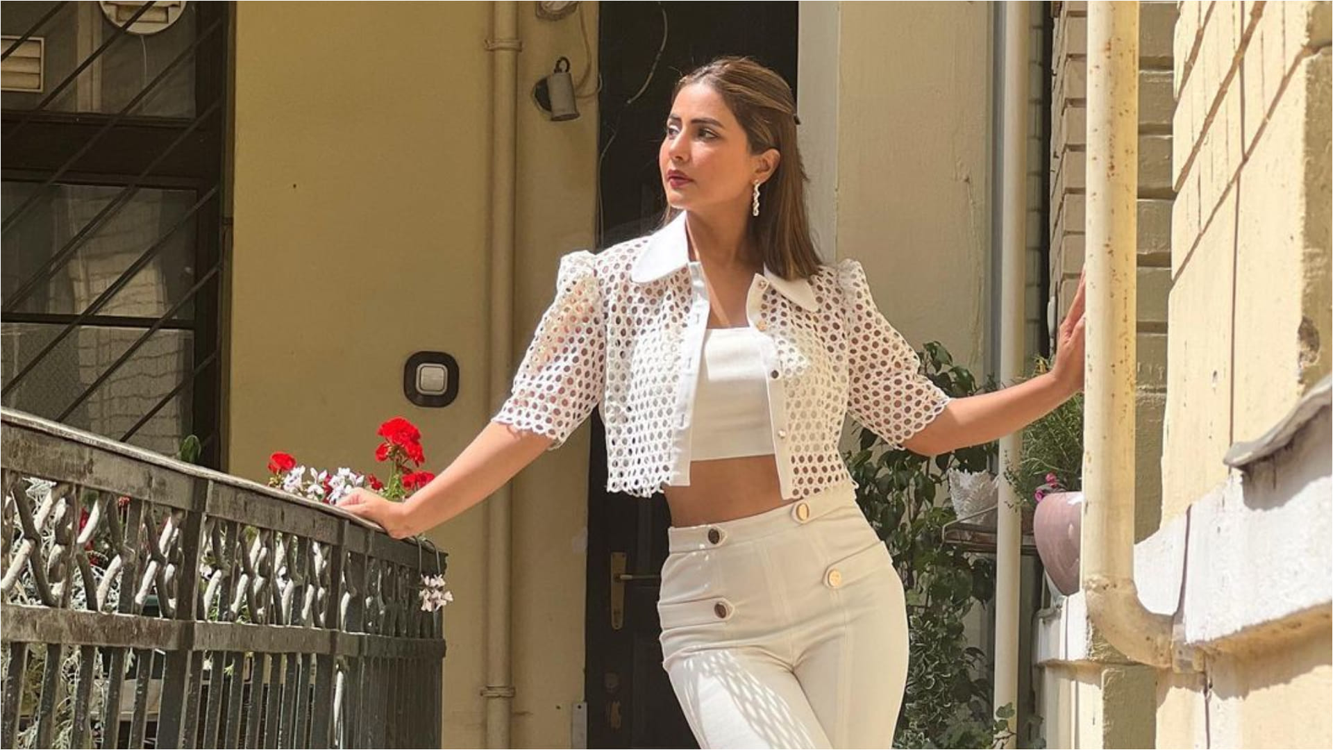 TV Actress Hina Khan's Glamorous Look in White Bell Bottom Dress Photo Shared on Social Media News in Hindi