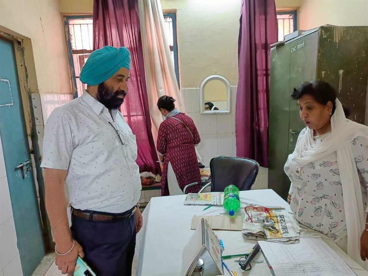 Hathras: CMO upset due to lack of cleanliness in the hospital