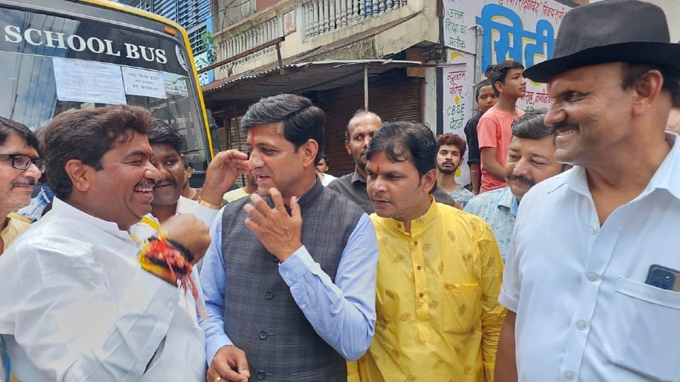 Indore News: Bhargava-Shukla arrived on the information of dispute, respecting each other and hugging, photos taken together