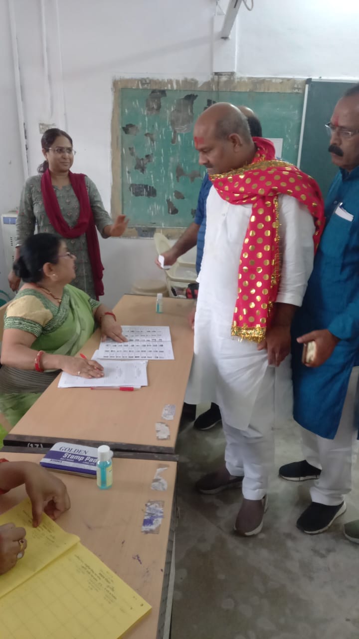 Ujjain News: Someone else cast a woman's vote, BJP-Congress workers clashed, BJYM leader accused of making video while voting