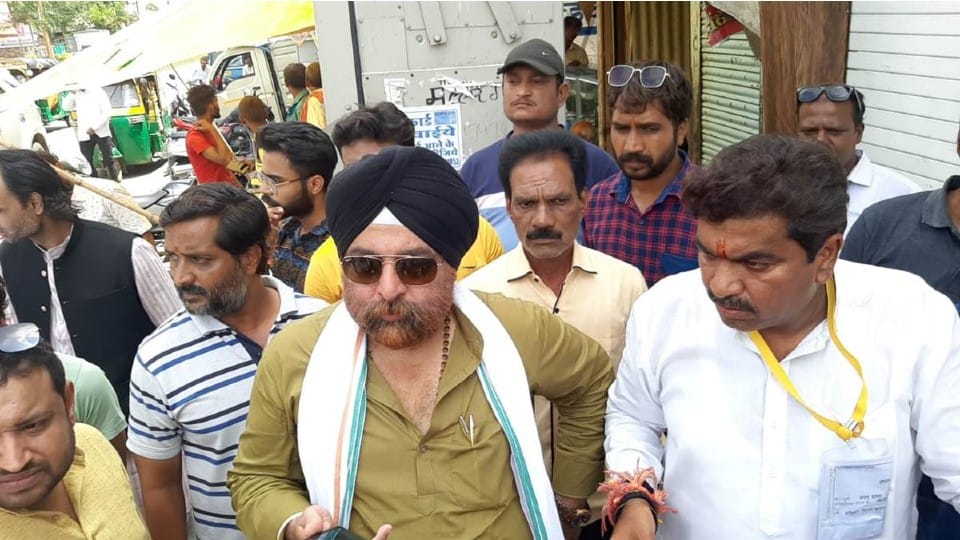 Indore News: BJP councilor candidate's car stopped, BJP-Congress workers clashed, Congressman was beaten up in the booth, violent clashes took place at many places