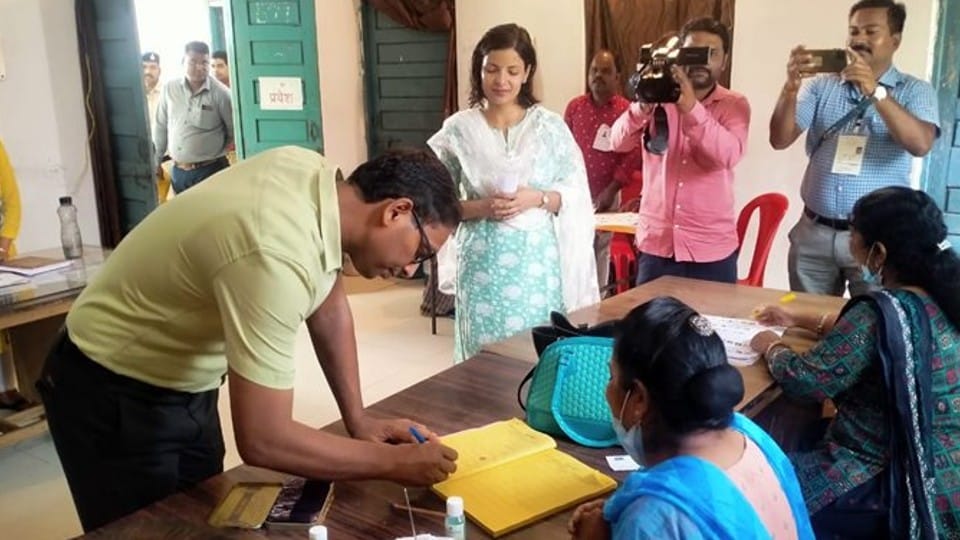 Ujjain News: Someone else cast a woman's vote, BJP-Congress workers clashed, BJYM leader accused of making video while voting