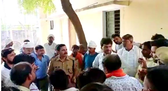 Case of death of contract lineman in Auraiya, angry relatives jammed Auraiya-Kannauj road