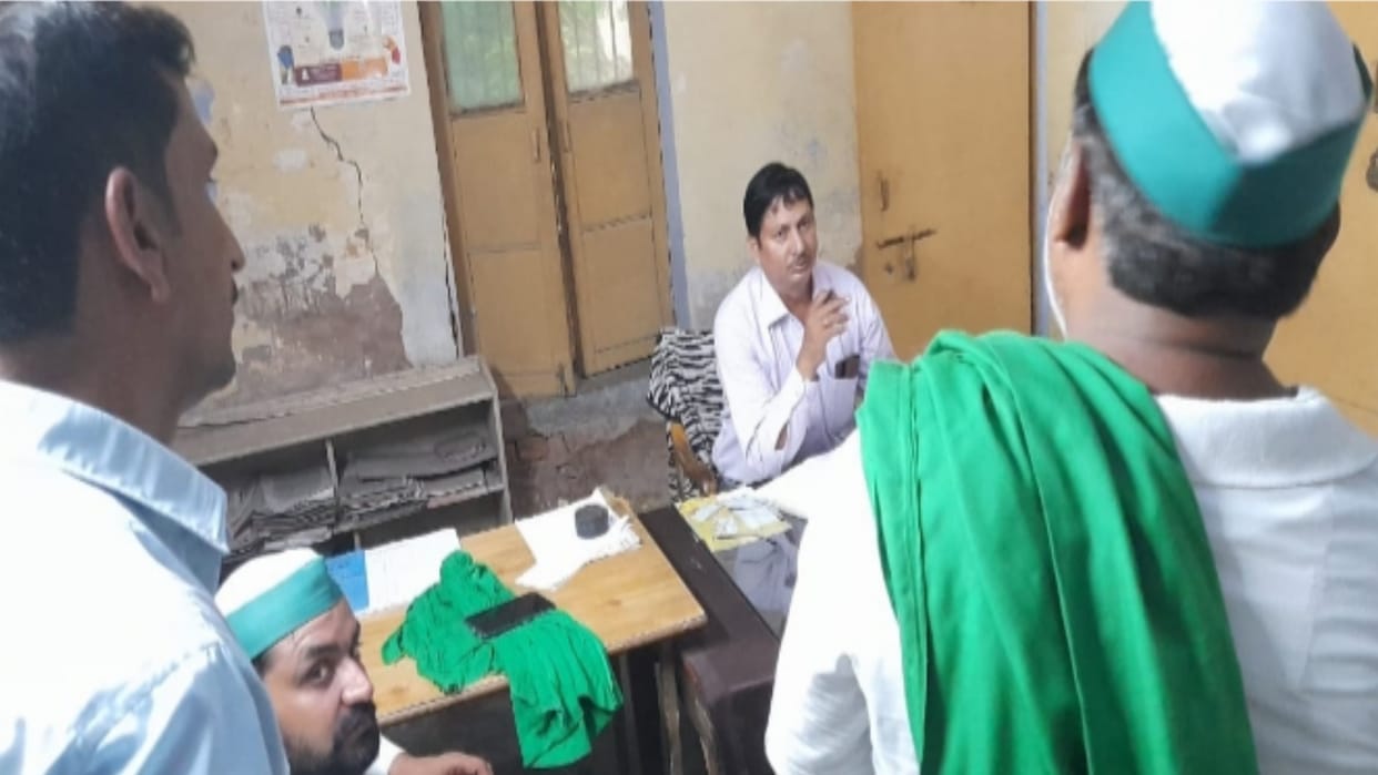Meerut: Farmers upset due to change of electricity roster in villages, surrounded electricity officials