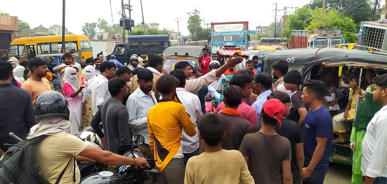 Aligarh: People troubled by dirt and waterlogging blocked GT Road