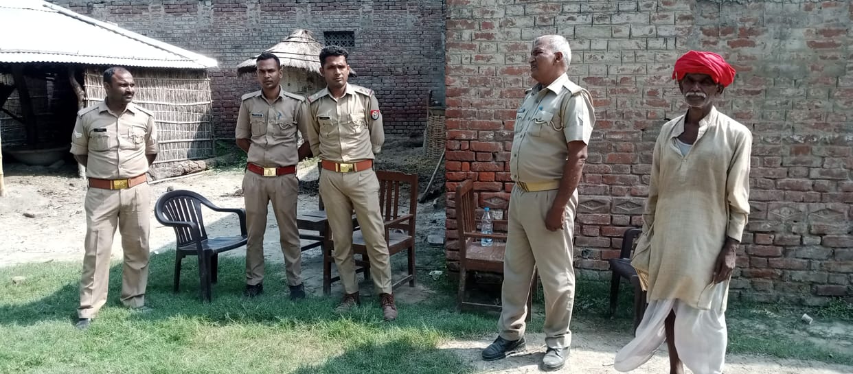 bujurg ka shav rakhakar dharane par baithe parijan