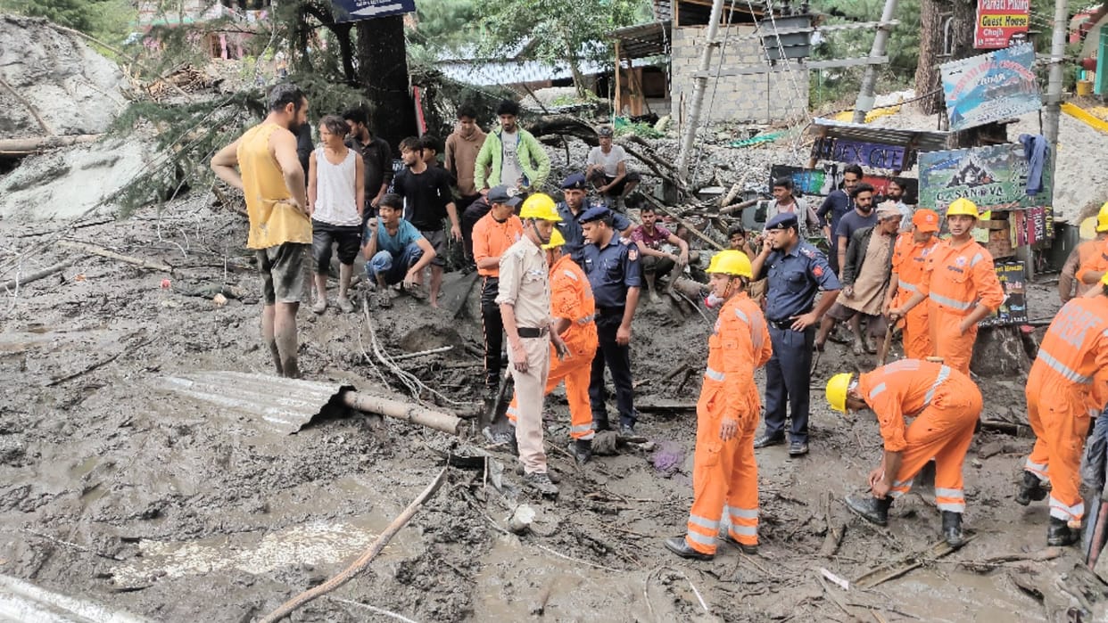 Heavy devastation due to cloudburst in Himachal's Kullu, one phone call saved hundreds of lives like this