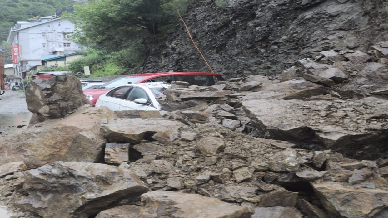 Roads closed due to heavy rainfall in Shimla, eight vehicles buried in debris, see photos