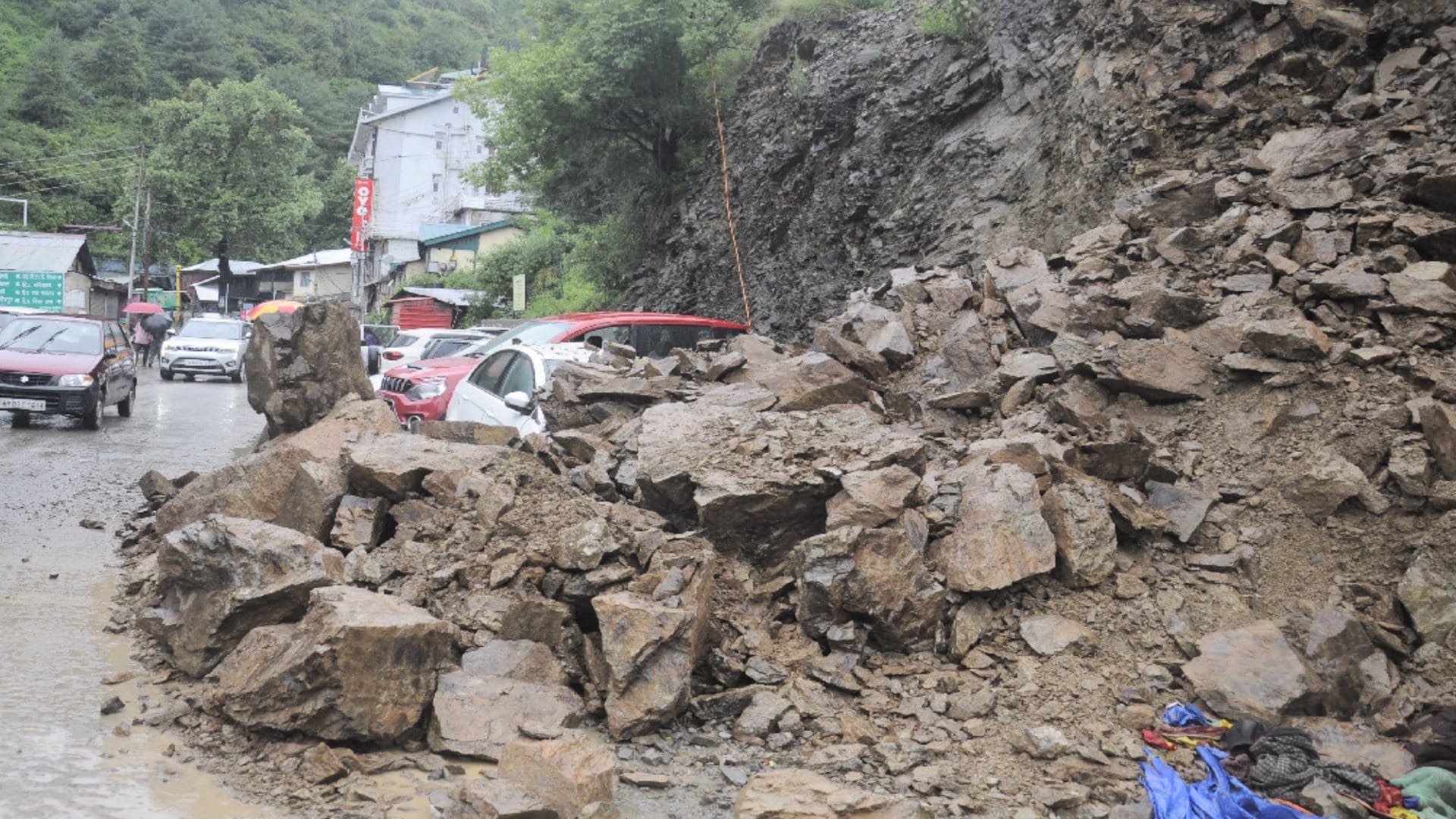Roads closed due to heavy rainfall in Shimla, eight vehicles buried in debris, see photos