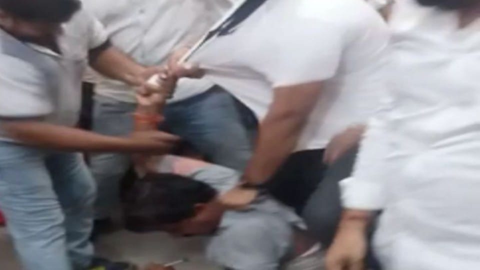 Indore News: BJP councilor candidate's car stopped, BJP-Congress workers clashed, Congressman was beaten up in the booth, violent clashes took place at many places