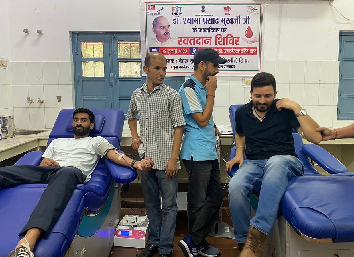 18 unit blood collect in nahan medical college camp on dr shyama prasad mukherjee 121th jaynti