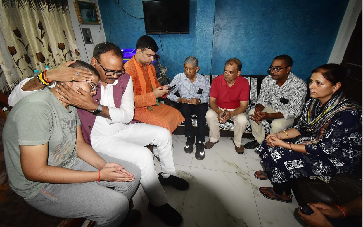 Dr. Deependra's wife Abha Singh will get permanent job in Prayagraj only