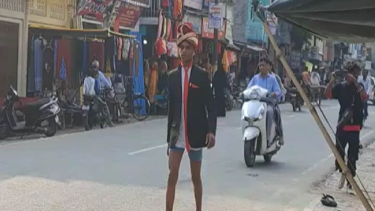 man in underwear and suit wandering in ayodhya to convince his wife Ayodhya boy viral video