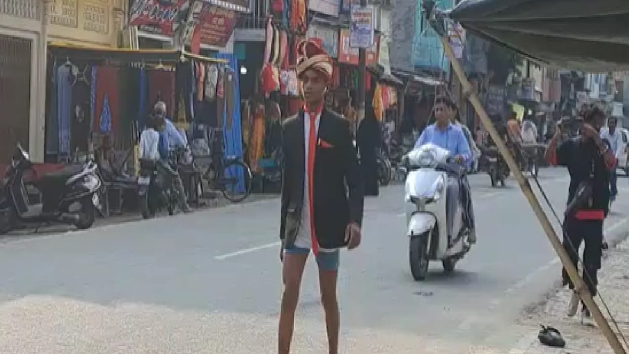 man in underwear and suit wandering in ayodhya to convince his wife Ayodhya boy viral video