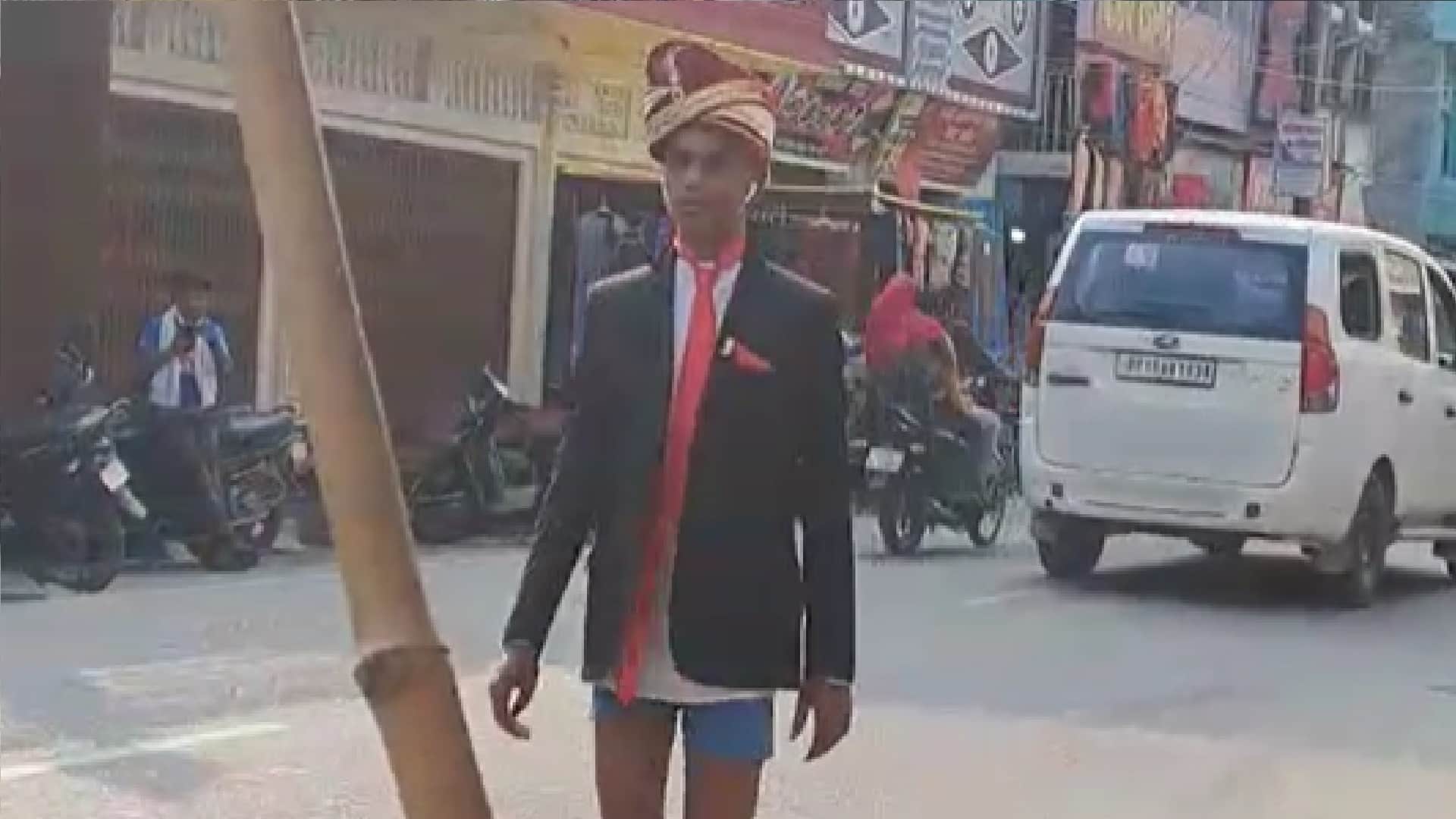 man in underwear and suit wandering in ayodhya to convince his wife Ayodhya boy viral video