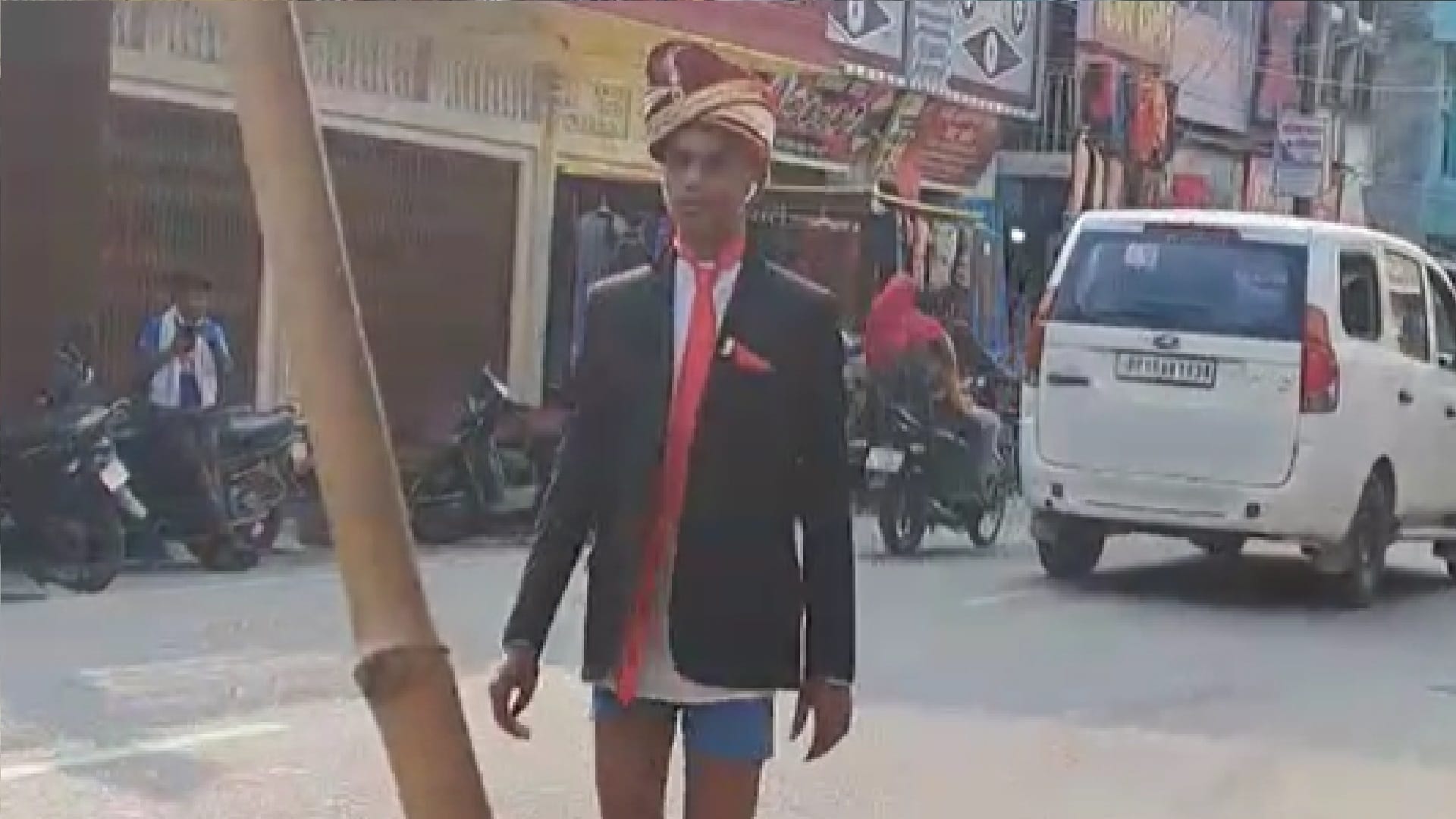 man in underwear and suit wandering in ayodhya to convince his wife Ayodhya boy viral video