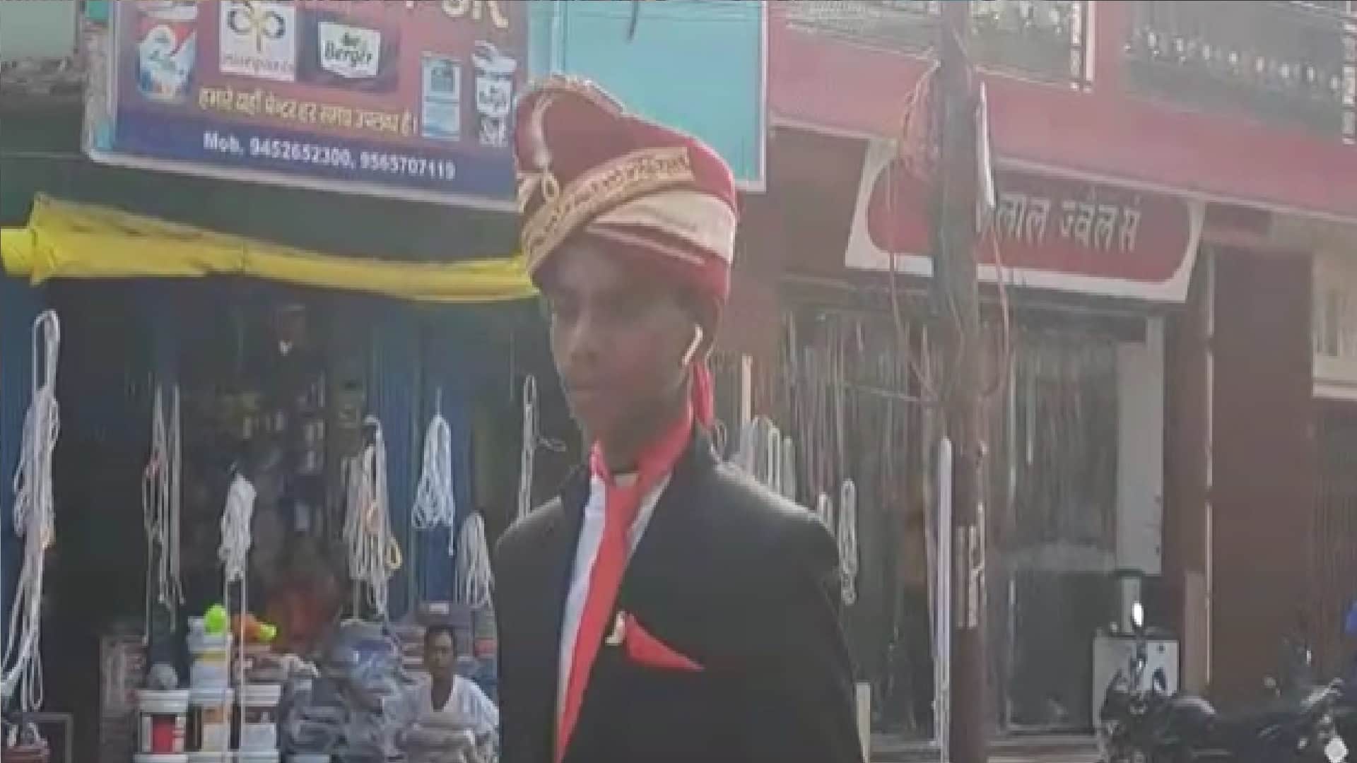 man in underwear and suit wandering in ayodhya to convince his wife Ayodhya boy viral video