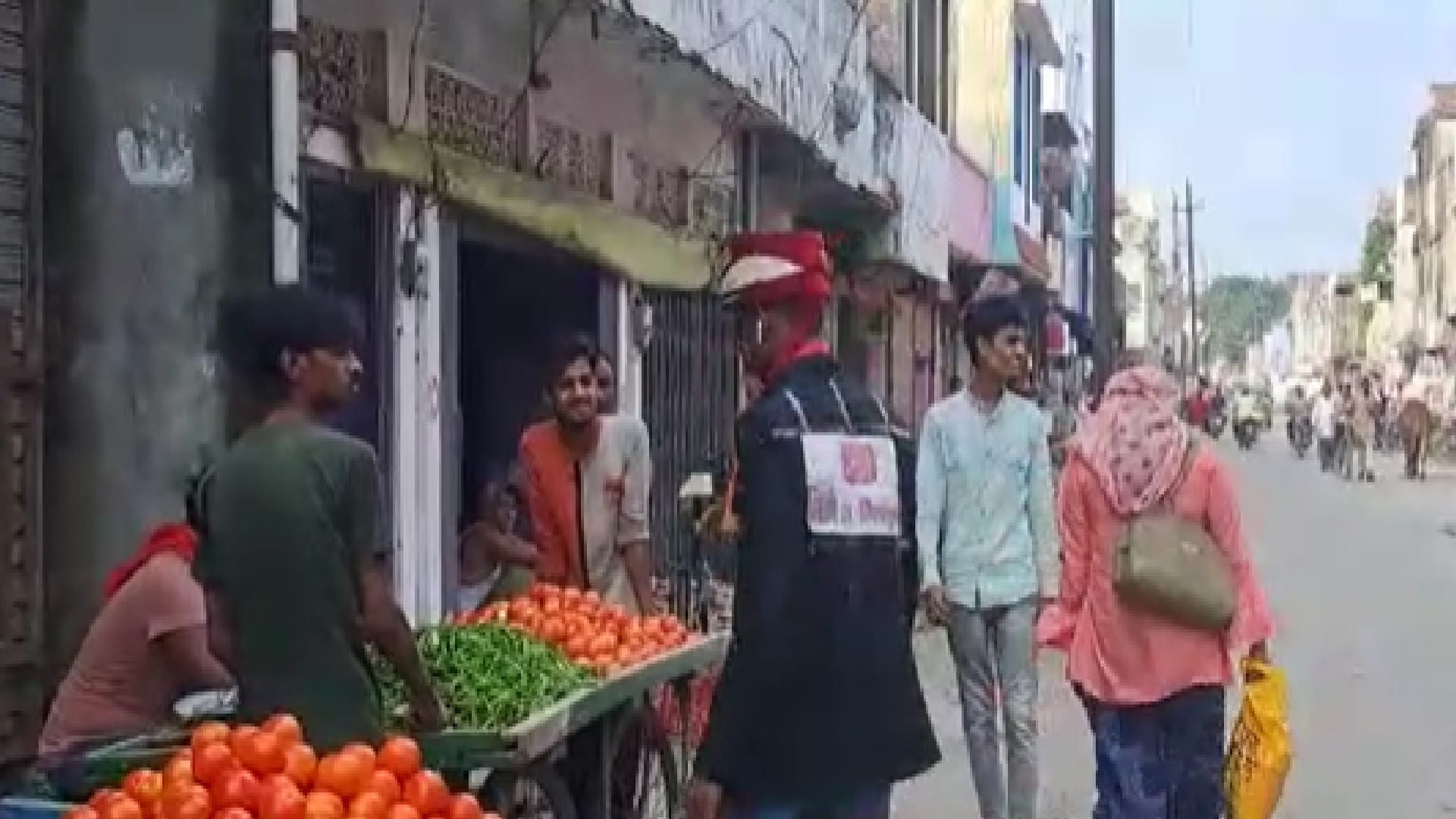 man in underwear and suit wandering in ayodhya to convince his wife Ayodhya boy viral video