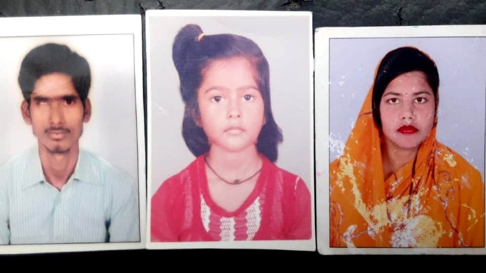 husband wife and eight year daughter dead bodies found hanging in the room in agra