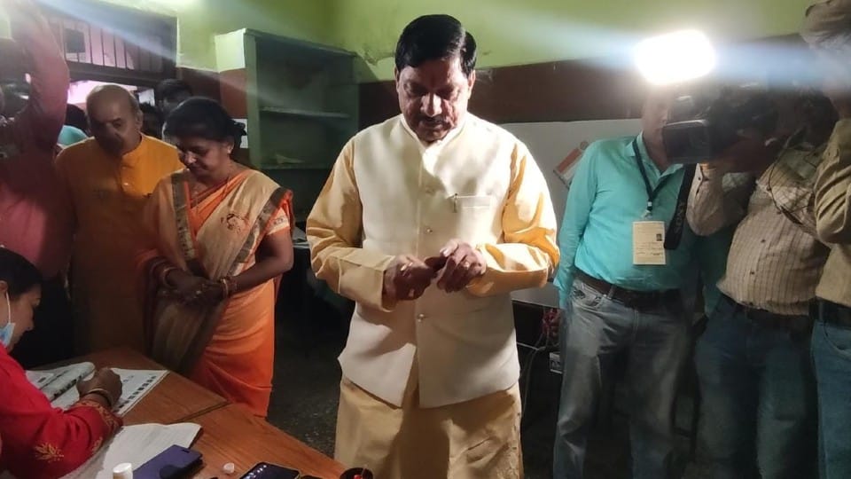 Ujjain News: Someone else cast a woman's vote, BJP-Congress workers clashed, BJYM leader accused of making video while voting
