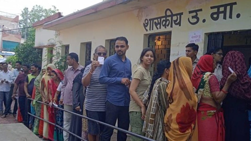 Ujjain News: Someone else cast a woman's vote, BJP-Congress workers clashed, BJYM leader accused of making video while voting