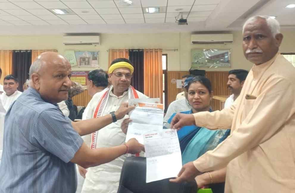 Councilor Dimple Jain accused the SDO of Public Health Department of indecent behavior, conditionally submitted resignation to the Mayor