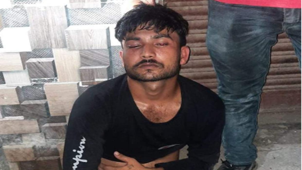 The accused youth was beaten up and handed over to the police after robbing the mobile in Meerut
