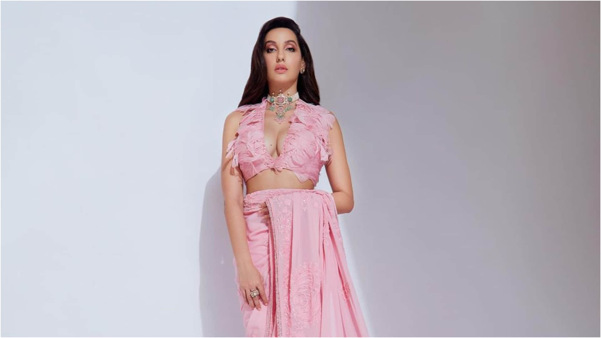 Actress Nora Fatehi Hot Look in Pink Saree Photos Goes Viral on Social Media News in Hindi