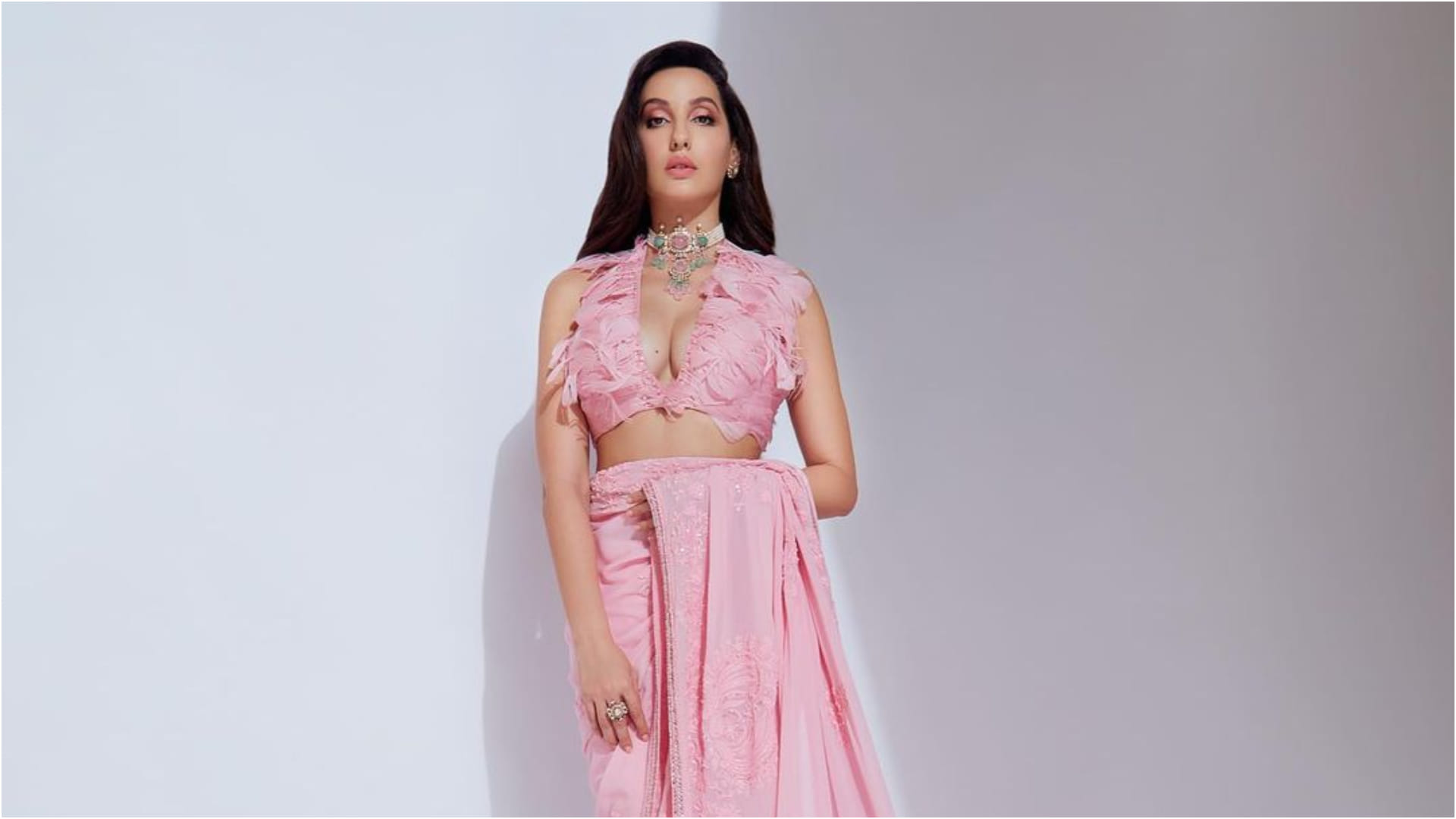 Actress Nora Fatehi Hot Look in Pink Saree Photos Goes Viral on Social Media News in Hindi