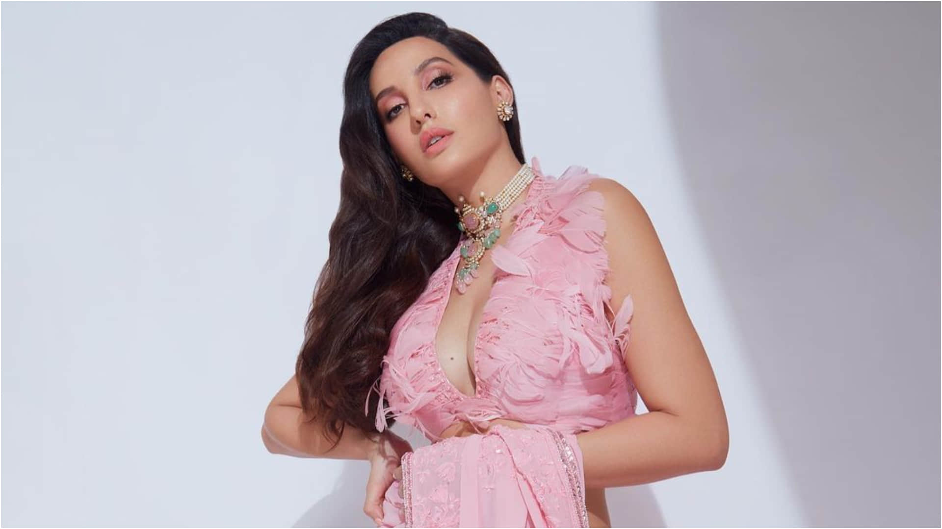 Actress Nora Fatehi Hot Look in Pink Saree Photos Goes Viral on Social Media News in Hindi