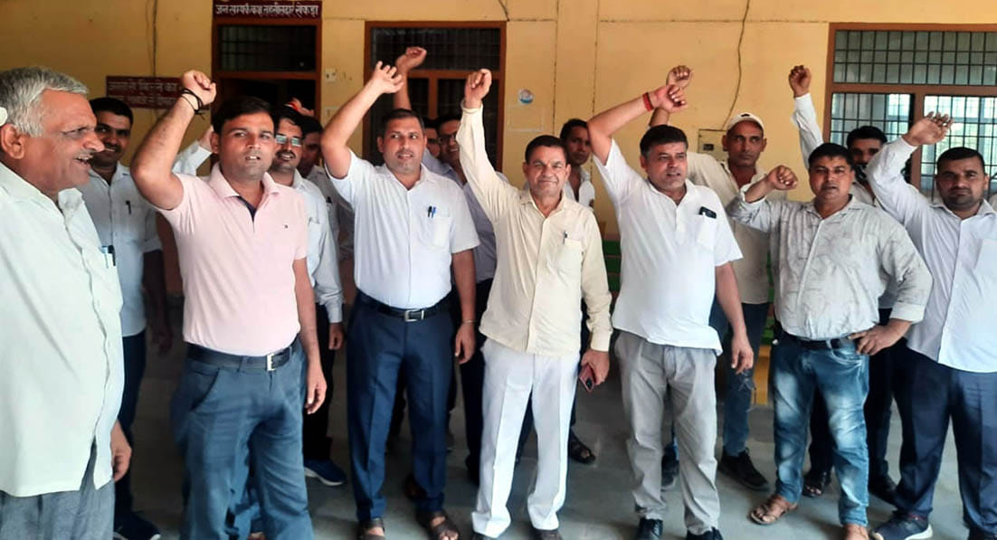 Advocates demonstrated to demand the arrest of the doctor