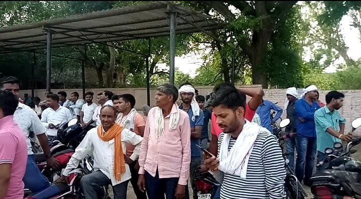 In Etawah, the loving couple killed themselves after being cut off from the train, the mutilated bodies found on the track